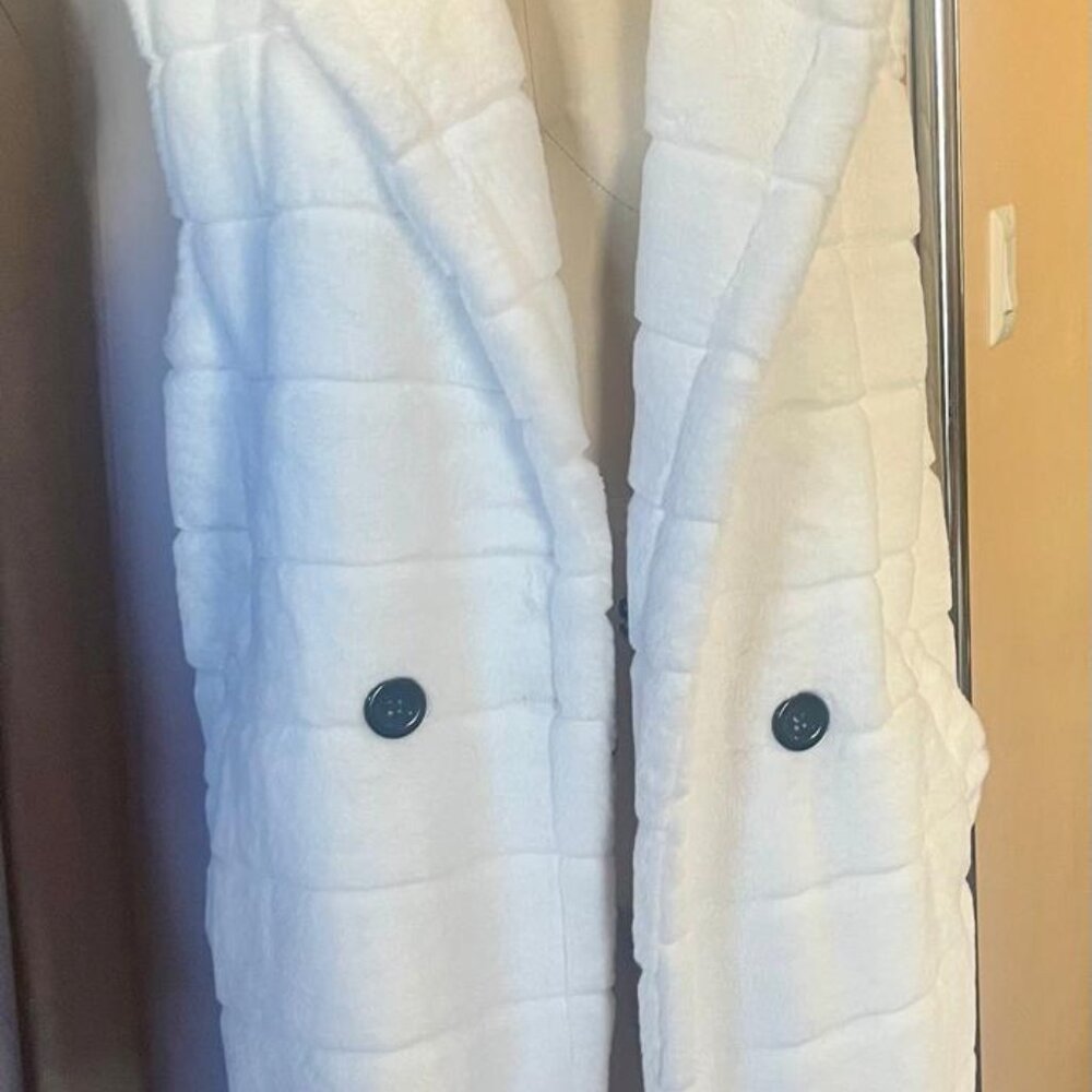 Ivory Vest, Once size fits all - Picture 2 of 3
